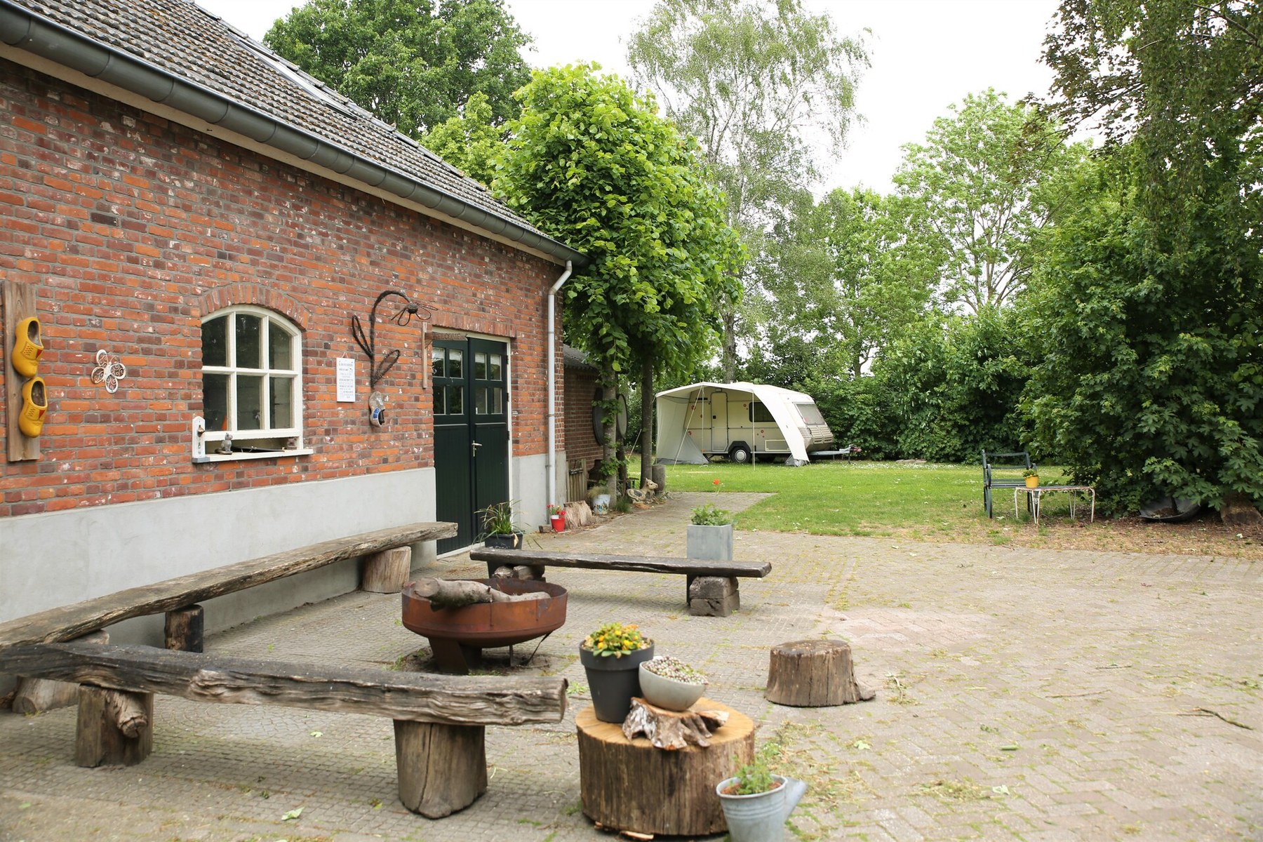 Het erf met de slechtweervoorziening